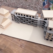 So soll es sein: Die drei Gebäude rechts bieten Platz für 50 Haushalte. Foto: RemstalLeben eG