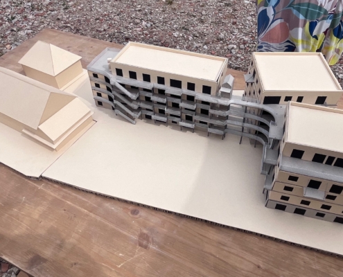 So soll es sein: Die drei Gebäude rechts bieten Platz für 50 Haushalte. Foto: RemstalLeben eG