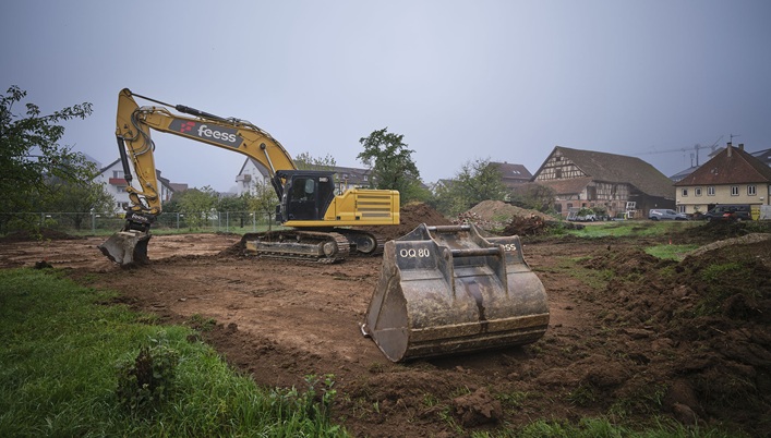 Auf dem Gelände von RemstalLeben in der Vorstadtstraße wird endlich gebaut. Foto: Gottfried Stoppel/RemstalLeben Ein Bagger bei der Arbeit. Im Vordergrund eine Baggerschaufel.